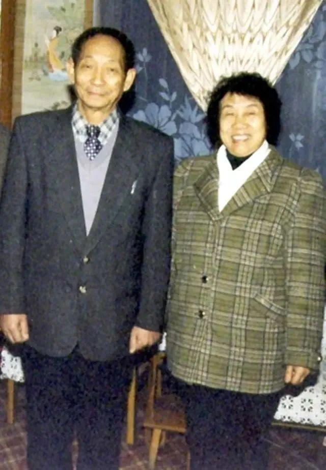 袁隆平|90岁袁隆平“撒狗粮”！相恋一个月闪婚，却宠她57年