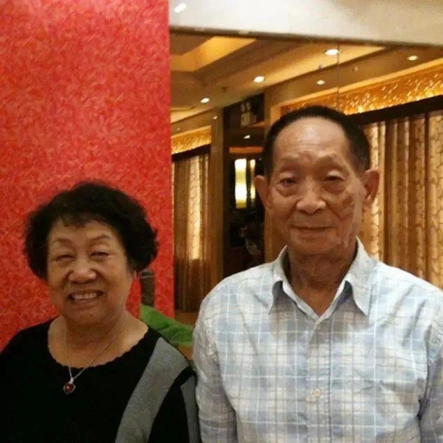 袁隆平|90岁袁隆平“撒狗粮”！相恋一个月闪婚，却宠她57年