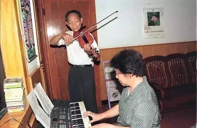 袁隆平|90岁袁隆平“撒狗粮”！相恋一个月闪婚，却宠她57年