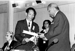 袁隆平|90岁袁隆平“撒狗粮”！相恋一个月闪婚，却宠她57年