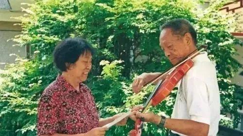 袁隆平|90岁袁隆平“撒狗粮”！相恋一个月闪婚，却宠她57年