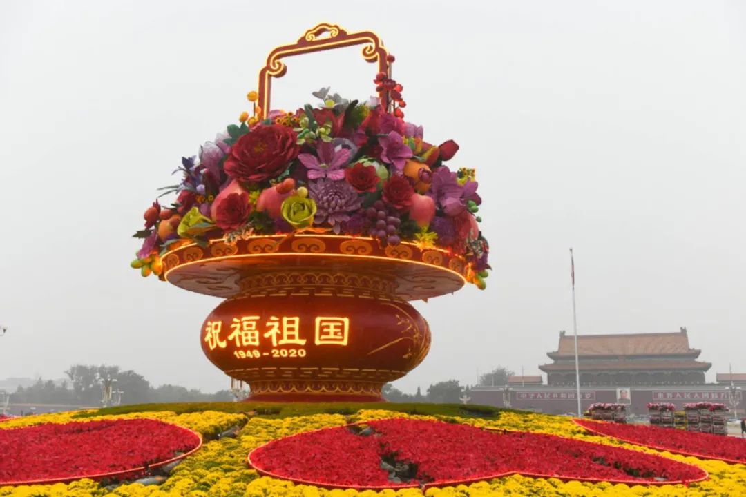|惊艳！天安门广场“大花篮”雨中初亮相