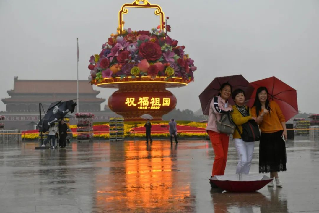 |惊艳！天安门广场“大花篮”雨中初亮相