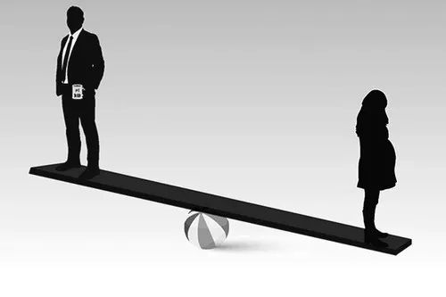 生育年龄|辞职带娃还是花钱雇月嫂？当职场女性遭遇“母职惩罚”?