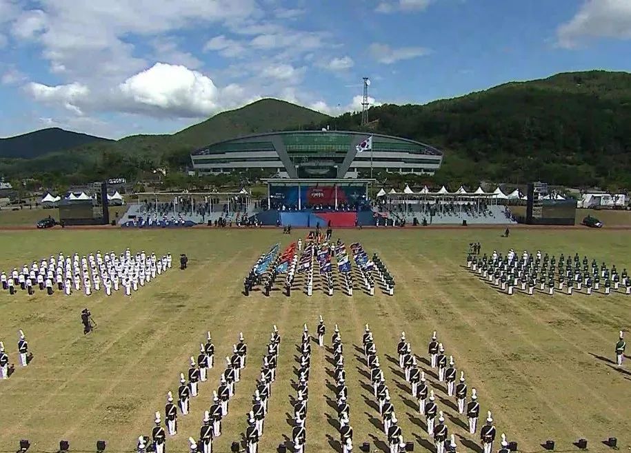 国际|韩总统乘战车出席建军节活动 韩媒：罕见