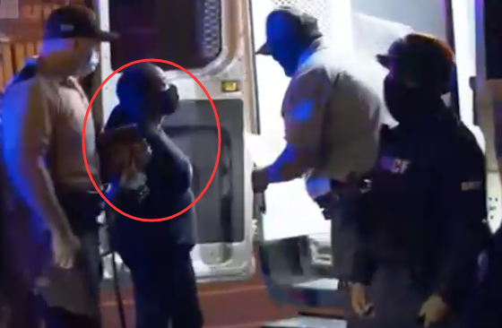 国际社会|枪杀黑人孕妇的警察无罪，她却被逮捕，罪名是“一级暴动”