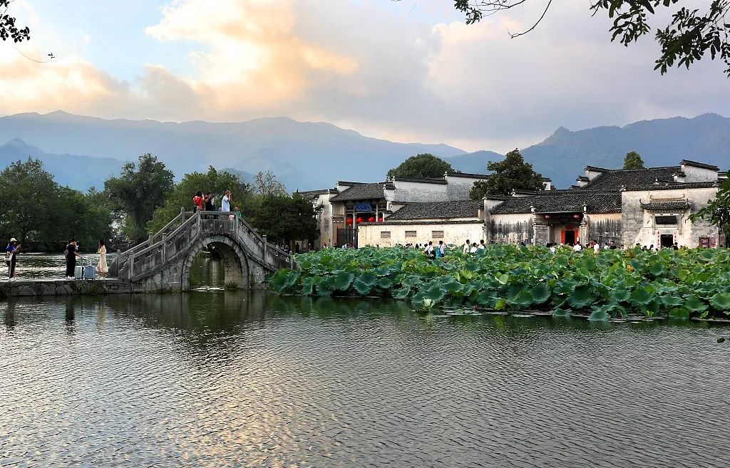 时政|清单管理、3项激励、5条底线…特色小镇最新指南来了！