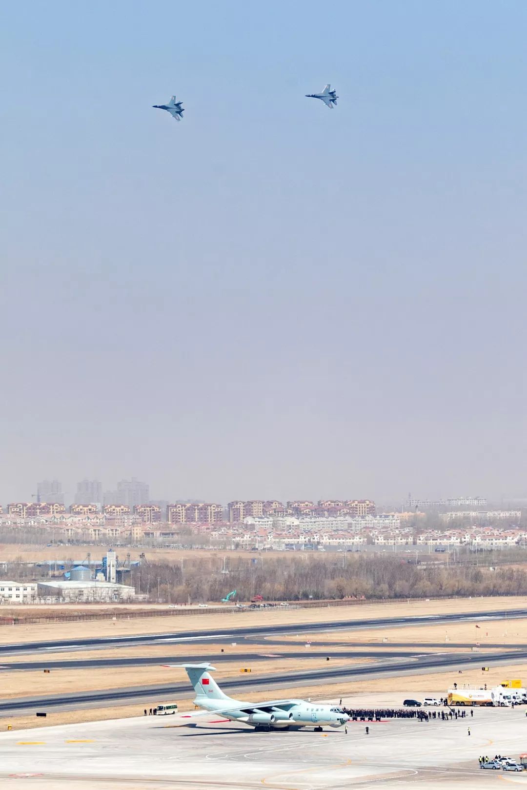 军事|今天，接英雄回家！