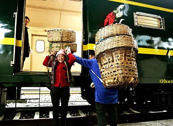 摄影|“女摄影人眼中的脱贫故事”摄影展拉开帷幕