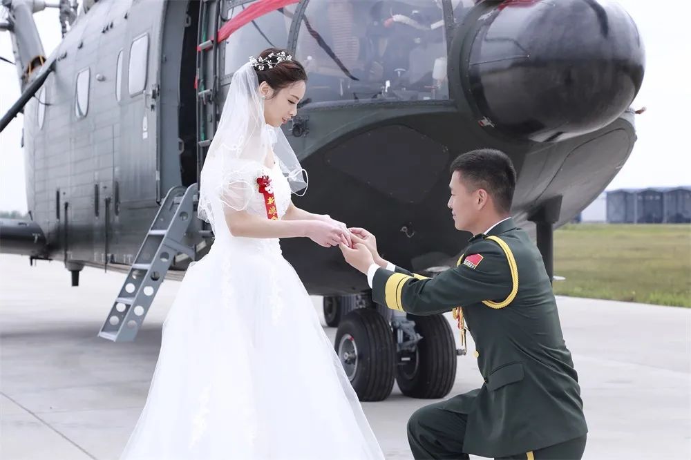 婚礼,军事|战鹰前，牵手美丽新娘！