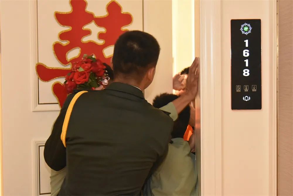 婚礼,军事|战鹰前，牵手美丽新娘！