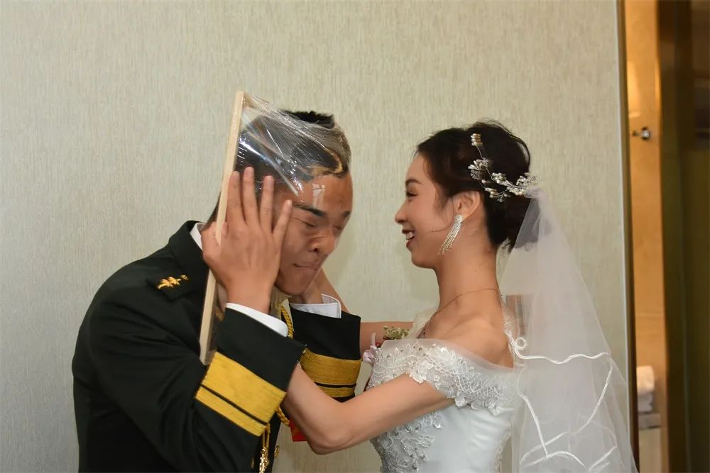 婚礼,军事|战鹰前，牵手美丽新娘！