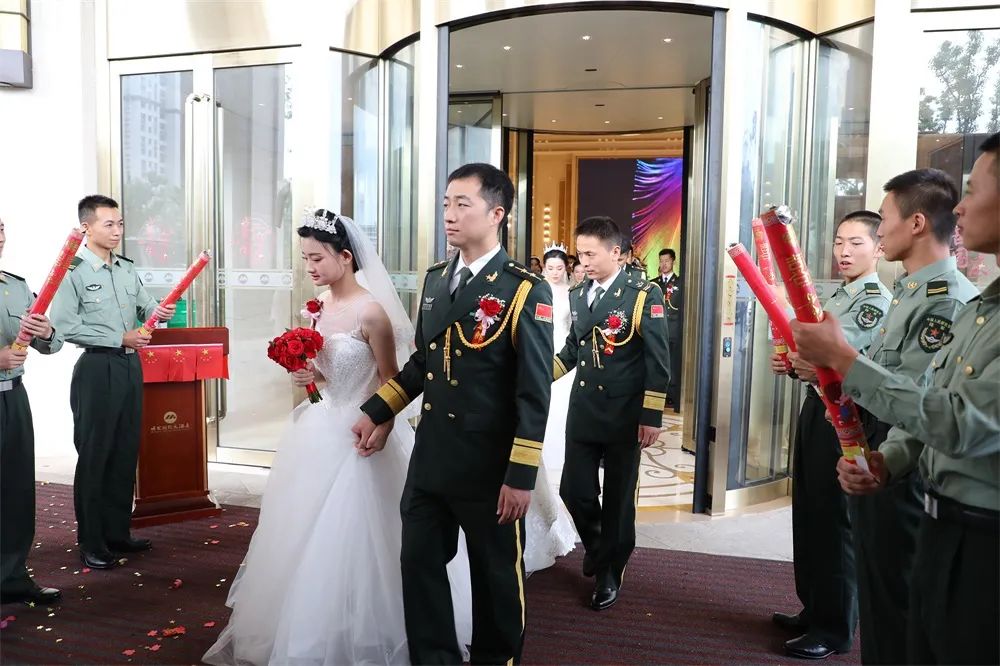 婚礼,军事|战鹰前，牵手美丽新娘！