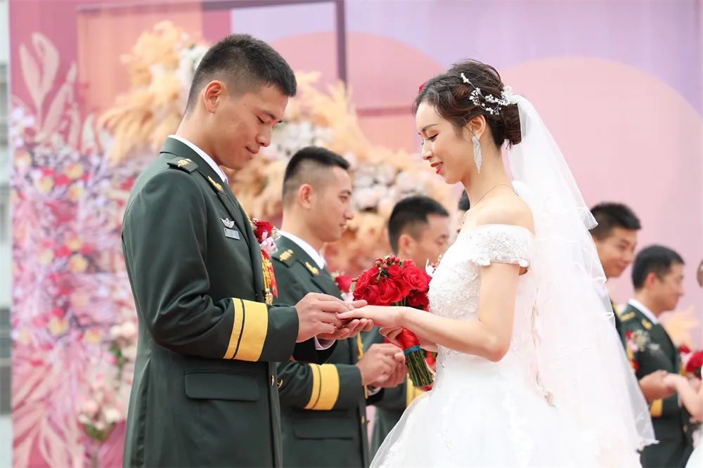 婚礼,军事|战鹰前，牵手美丽新娘！