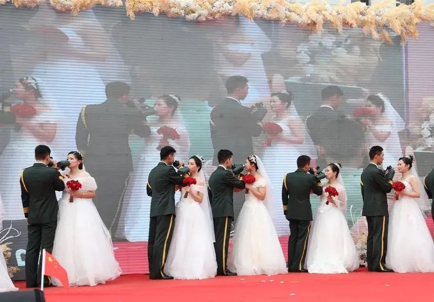 婚礼,军事|战鹰前,牵手美丽新娘!