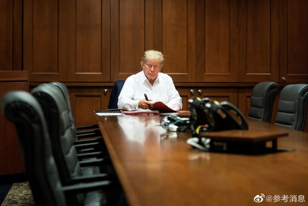 特朗普|特朗普入院后工作照曝光，白宫医生称其“尚未脱离困境”