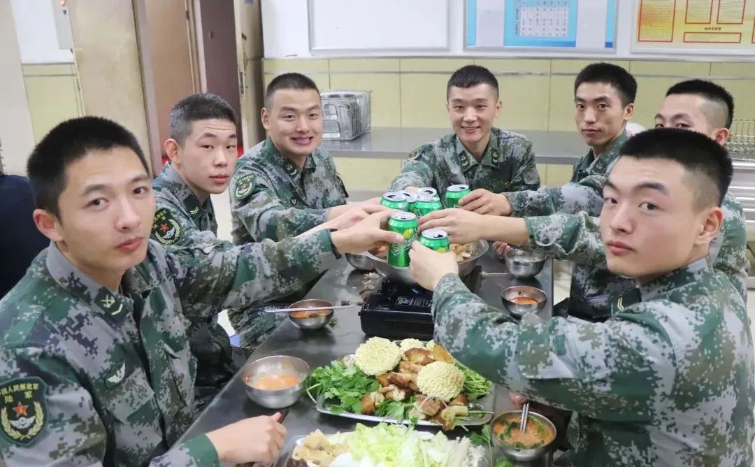 兵哥哥,军事|长假怎么过？小编带你看看兵哥哥在干啥