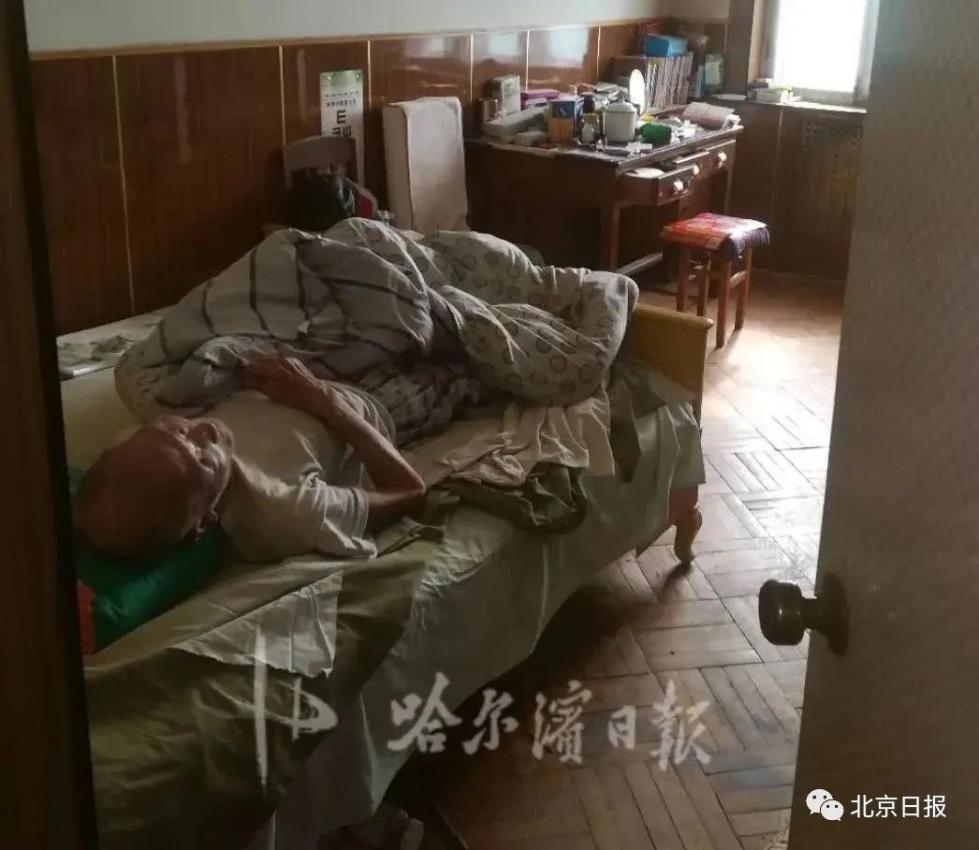 独居老人|报纸投递员发现一个细节，救出八旬独居老人