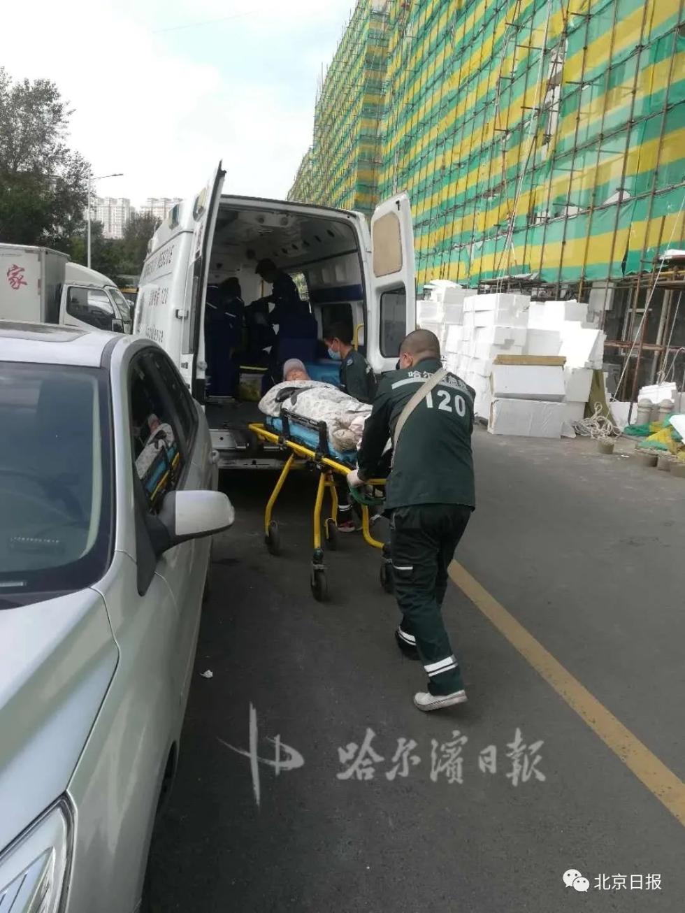 独居老人|报纸投递员发现一个细节，救出八旬独居老人