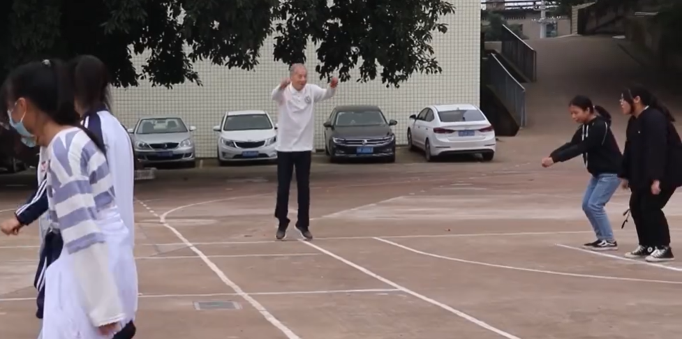 升学考试|硬核！91岁体育老师仍坚持上课