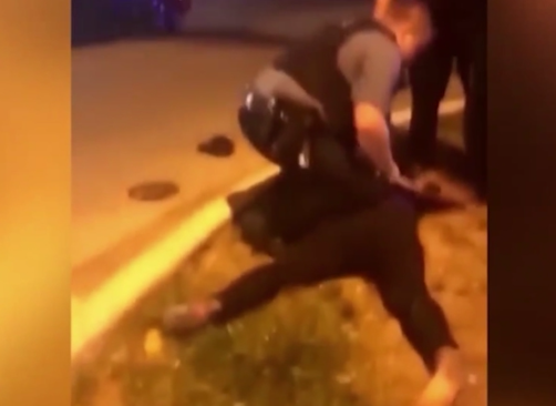 美国警察|美国黑人孕妇被警察当街跪压：怀胎已9月，民众包围市政府抗议