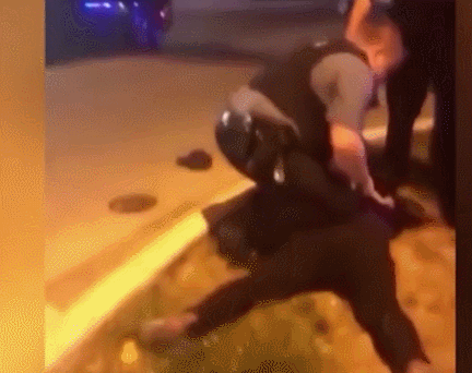 美国警察|美国黑人孕妇被警察当街跪压：怀胎已9月，民众包围市政府抗议