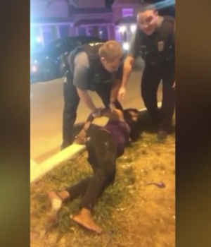 美国警察|美国黑人孕妇被警察当街跪压：怀胎已9月，民众包围市政府抗议