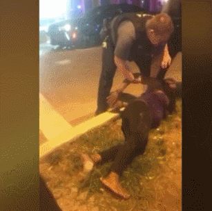 美国警察|美国黑人孕妇被警察当街跪压：怀胎已9月，民众包围市政府抗议