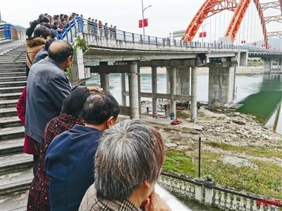 李雨|民警救落水女孩失联 最后视频：他努力把孩子往岸上推