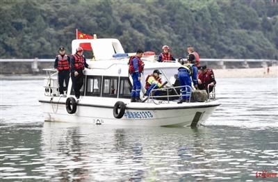 李雨|民警救落水女孩失联 最后视频：他努力把孩子往岸上推