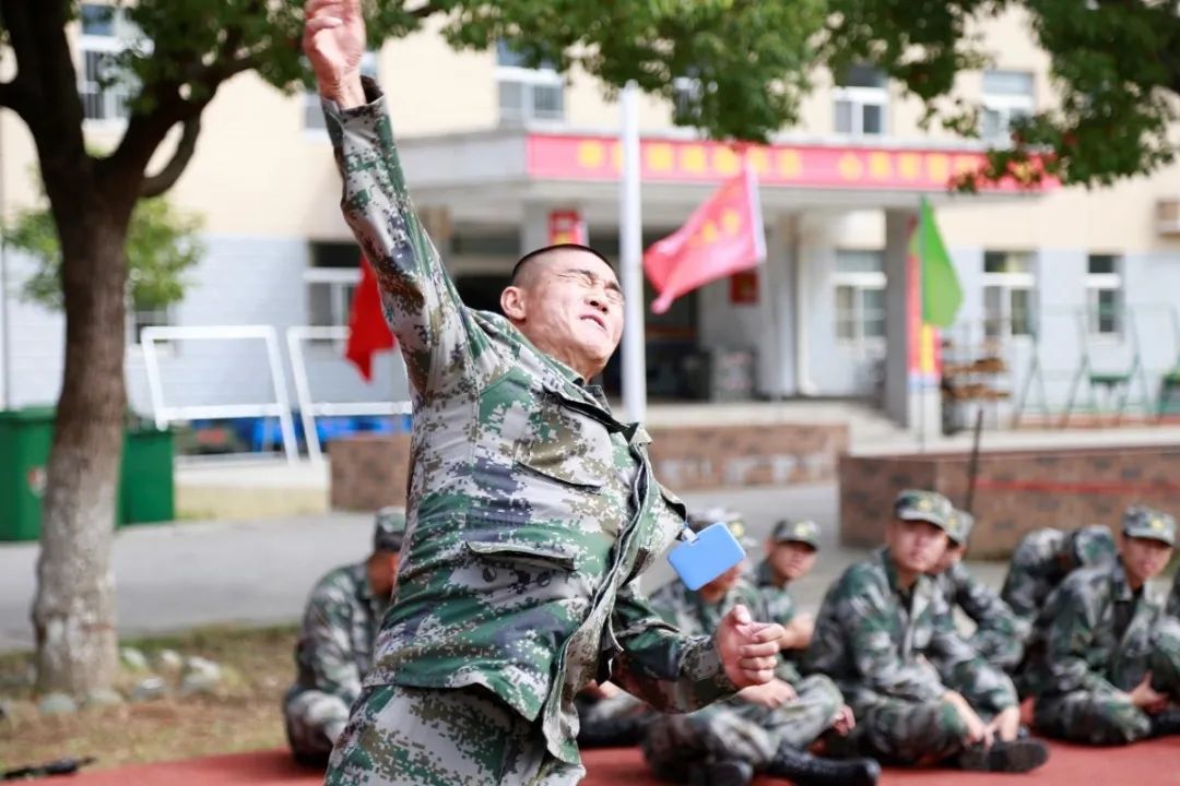 陆军,军事|投弹71米！新兵张子涵有两手
