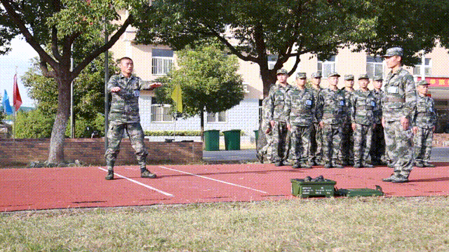 陆军,军事|投弹71米！新兵张子涵有两手