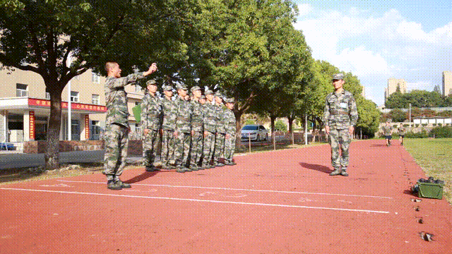 陆军,军事|投弹71米！新兵张子涵有两手