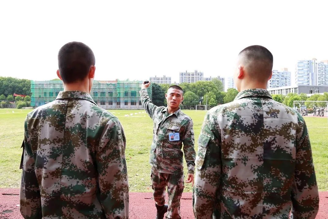 陆军,军事|投弹71米！新兵张子涵有两手