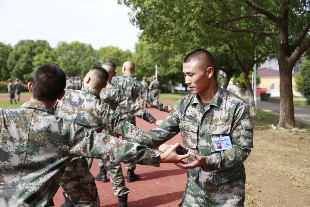 陆军,军事|投弹71米！新兵张子涵有两手