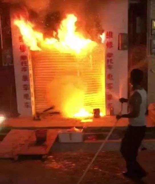 央视新闻|砰！被爆炸气浪冲飞后，他的这个举动火了