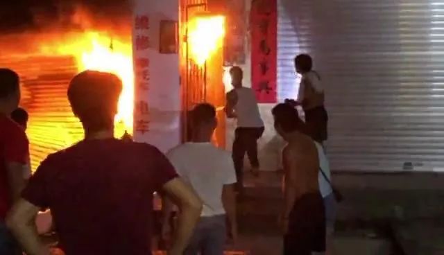 央视新闻|砰！被爆炸气浪冲飞后，他的这个举动火了