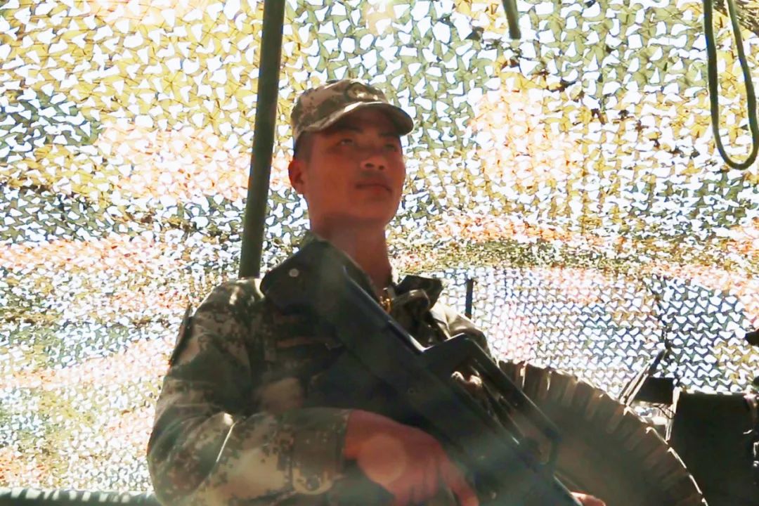 央视新闻|砰！被爆炸气浪冲飞后，他的这个举动火了