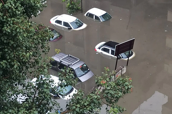 央视新闻|印度南部海德拉巴市暴雨成灾 致11人死亡