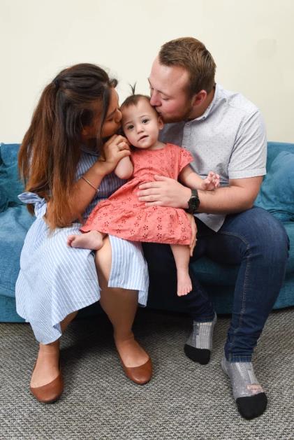 国际|英国夫妇因女儿早产滞留美国5个月 终于平安回家