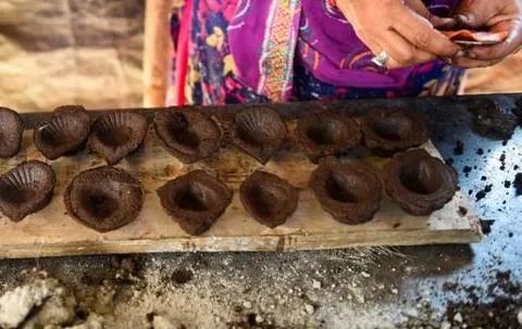 国际社会|印度＂牛委会＂将推3亿盏可燃牛粪灯：与中国电灯竞争