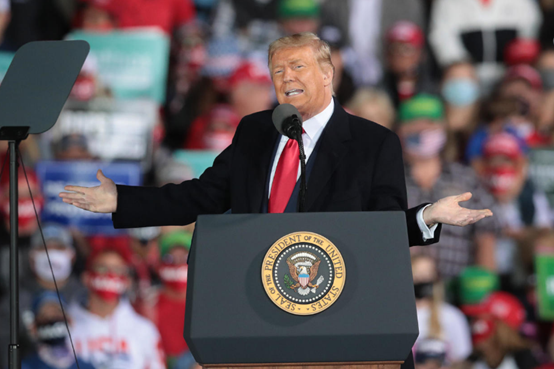 特朗普|特朗普集会上不戴口罩频繁互动 一把扯下领带扔向观众