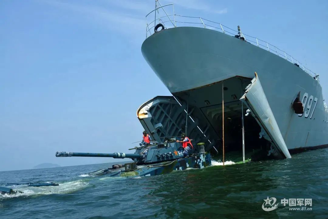 海军|中国海军陆战队讲述：抢滩登陆，我们为冲锋而生