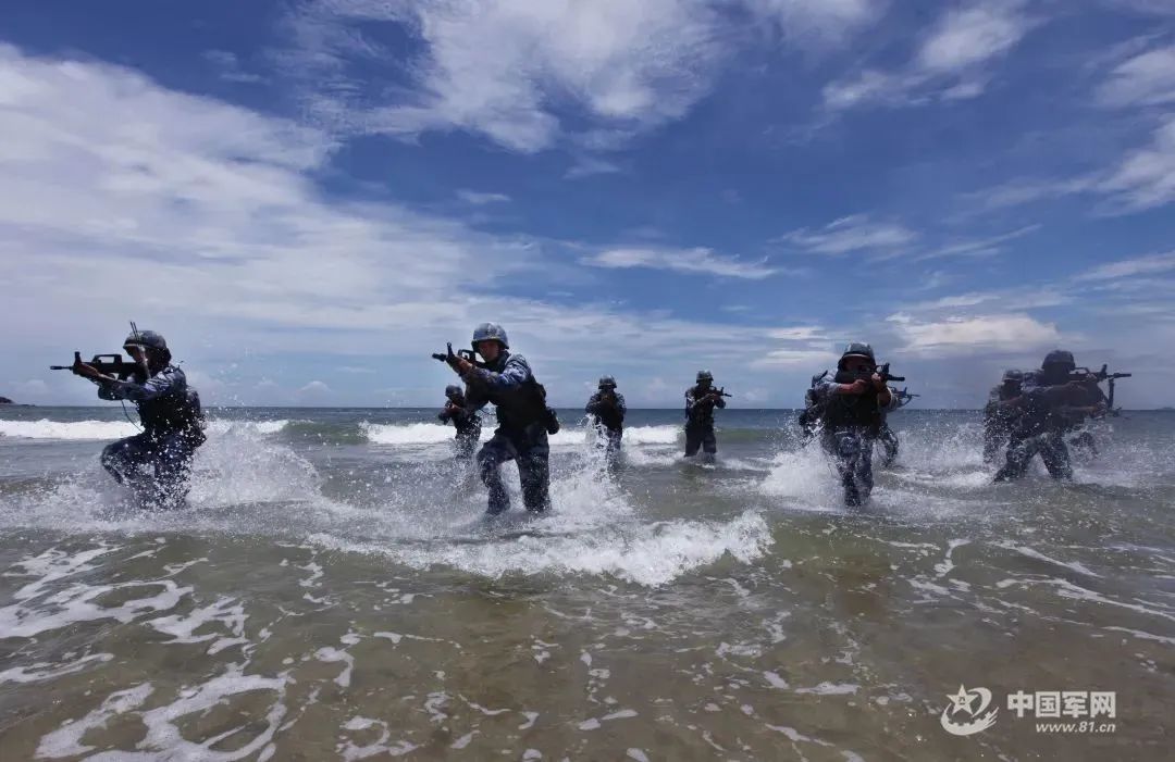 海军|中国海军陆战队讲述：抢滩登陆，我们为冲锋而生