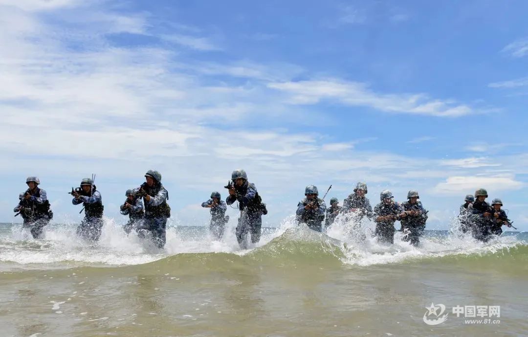 海军|中国海军陆战队讲述：抢滩登陆，我们为冲锋而生