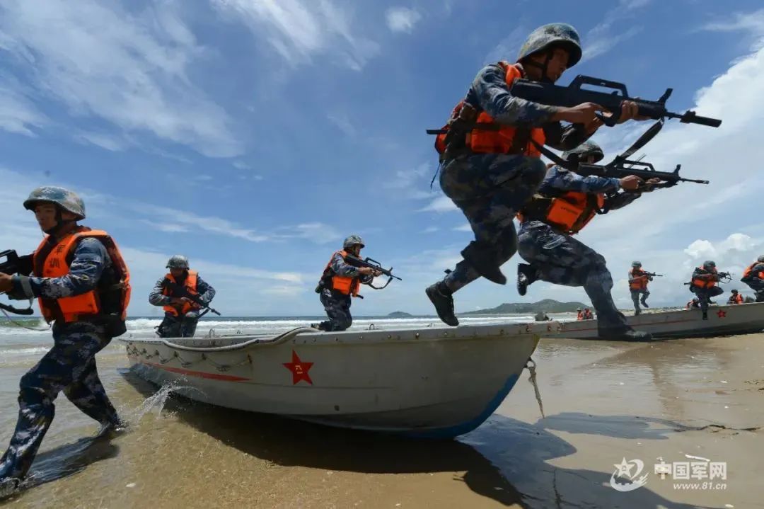 海军|中国海军陆战队讲述：抢滩登陆，我们为冲锋而生