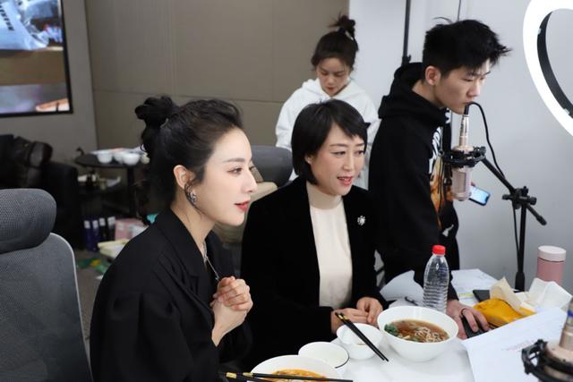 手工艺|“巾帼脱贫冲刺跑”公益直播带货火爆！妇女手工艺产品抢手！