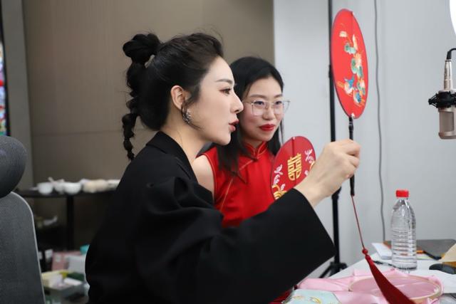 手工艺|“巾帼脱贫冲刺跑”公益直播带货火爆！妇女手工艺产品抢手！