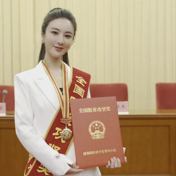 手工艺|“巾帼脱贫冲刺跑”公益直播带货火爆！妇女手工艺产品抢手！