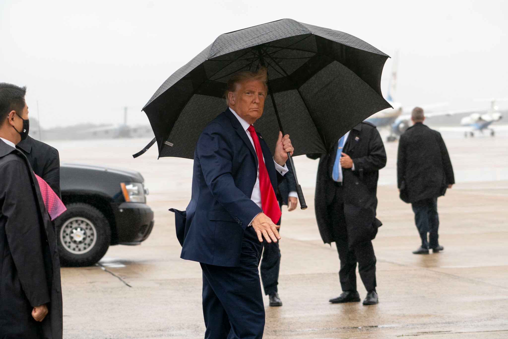 白宫|担心感染新冠 美媒记者拒登“空军一号”